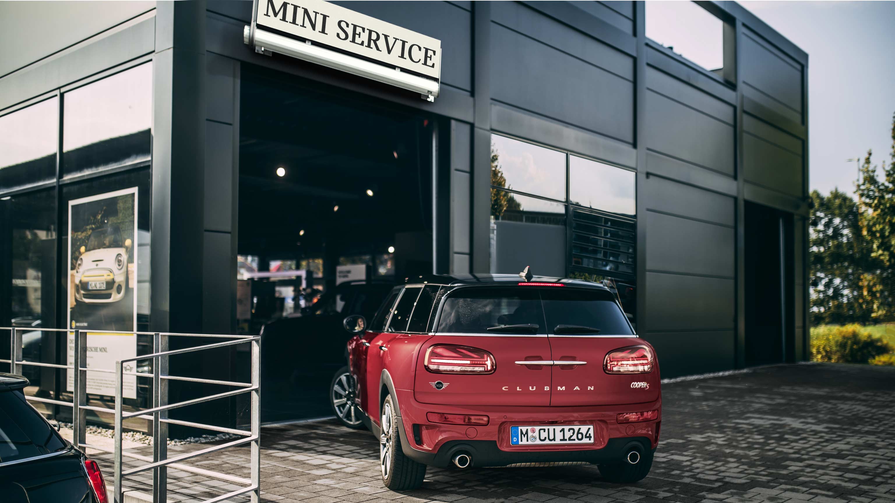 Mini servis – clubman vchádzajúci do servisnej haly